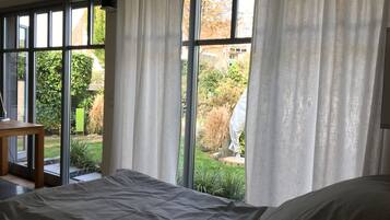 2 bedrooms, desk, WiFi, bed sheets