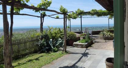 Rustico fantastique avec une vue de rĂȘve sur la mer. Sundeck.