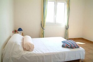 4 chambres, bureau, système d’insonorisation, fer et planche à repasser