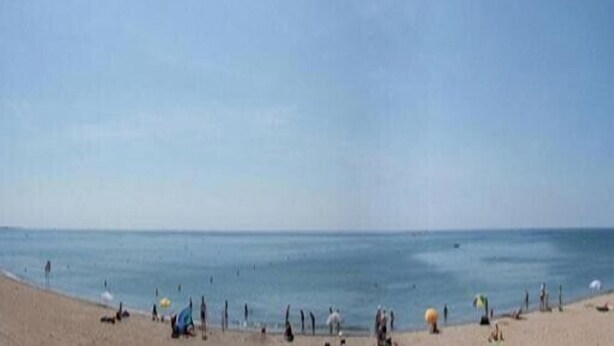 A beach with people and umbrellas. - Superb villa with sea view, all mod cons,pool and private garden, Wifi (Portiragnes)