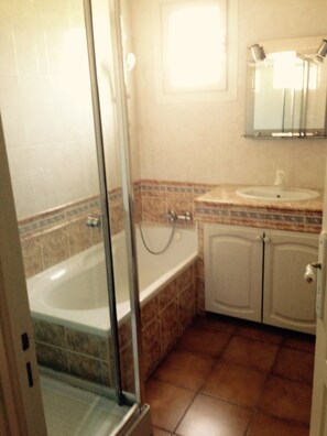 Duschwanne, Haartrockner, Bidet, Handtücher