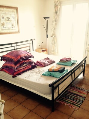 4 Schlafzimmer, Schreibtisch, schallisolierte Zimmer
