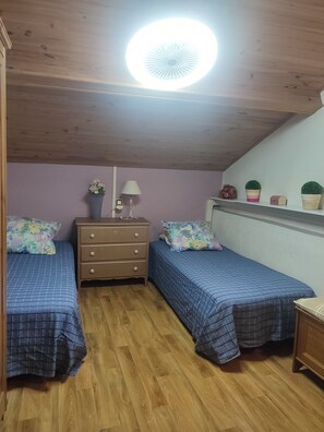 2 bedrooms, iron/ironing board, WiFi