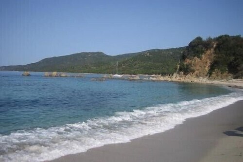Maison forte ( tour du 16e s ) au coeur d'un village en corse du sud