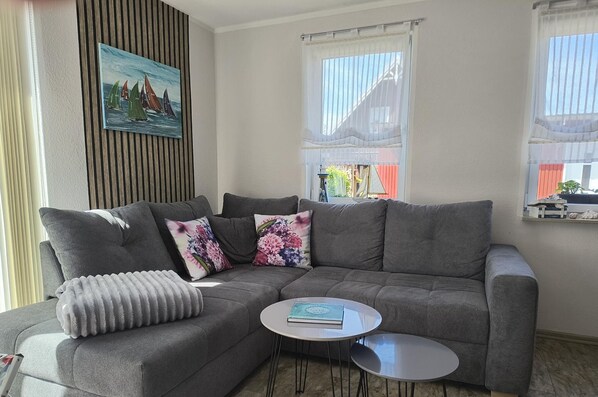 Smart-tv, eldstad, dvd-spelare och bordsfotboll