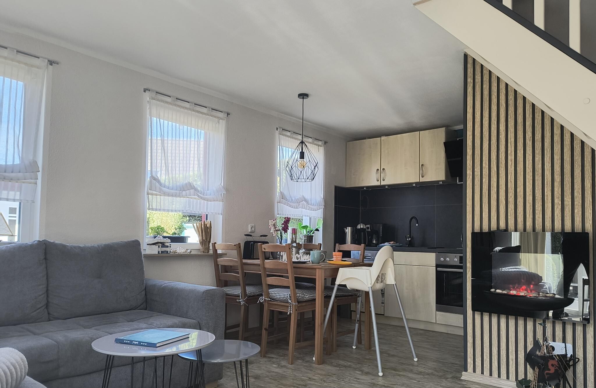 Televisor intel·ligent, llar de foc, reproductor de DVD i futbolí 