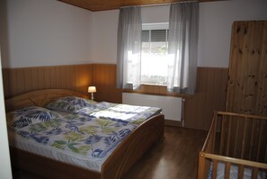 2 عدّة غرف نوم ومكواة/لوح كي وواي فاي وتسهيلات لدخول الكراسي المتحركة