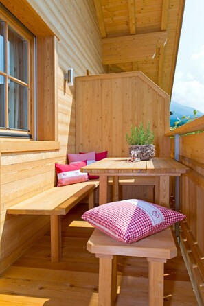 Outdoor dining - As a guest, leave as a friend ... (Tesido)