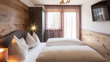 2 chambres, coffres-forts dans les chambres, lit parapluie