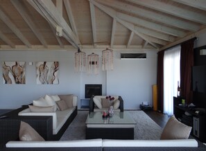 Téléviseur connecté, foyer, lecteur de DVD, sélection de musique