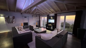 Smart TV, fireplace, DVD player, music library