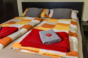 1 dormitorio, tabla de planchar con plancha, wifi y ropa de cama