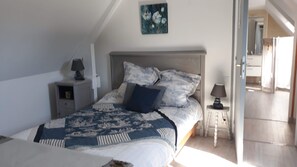 2 habitaciones, tabla de planchar con plancha, cuna de viaje y wifi 