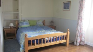 2 makuuhuonetta, silitysrauta/-lauta, ilmainen Wi-Fi, vuodevaatteet