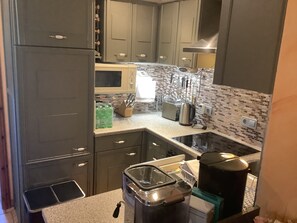 ثلاجة، ميكروويف، فرن، موقد طهي مسطح