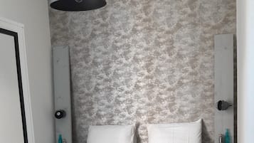 2 habitaciones, tabla de planchar con plancha y cuna de viaje