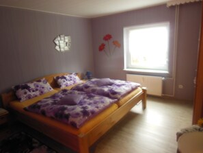 2 室のベッドルーム、セーフティボックス (室内)、アイロン / アイロン台、旅行用ベビーベッド