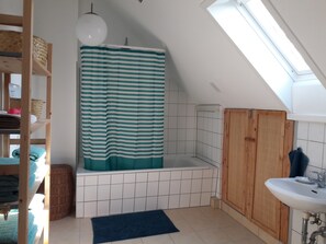 Baignoire, sĂšche-cheveux, serviettes fournies, papier toilette