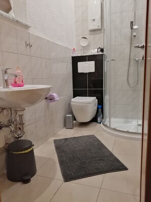 Douche, sĂšche-cheveux, serviettes fournies, savon