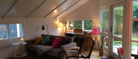 Smart TV, lareira, DVD player, biblioteca musical