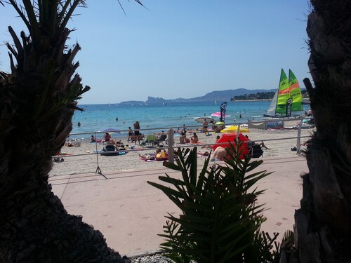 apartment T 4 on the 1st floor. exterior staircase. 1 car parking