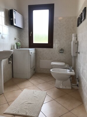 Douche, sĂšche-cheveux, bidet, serviettes fournies