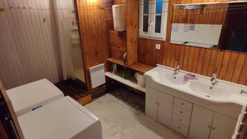 Ensemble douche/baignoire, serviettes fournies, papier toilette