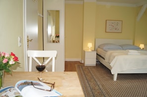 3 bedrooms, desk, iron/ironing board, free WiFi