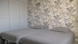 Una camera da letto con un letto, due cuscini e un armadio.
