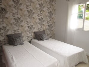 2 bedrooms, iron/ironing board, free WiFi, bed sheets - great T3 ground floor in house (Mouguerre)