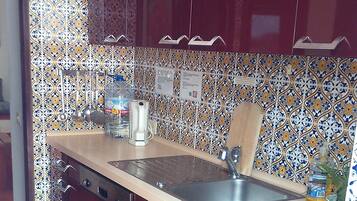 Frigorífico, horno, placa de cocina y lavavajillas