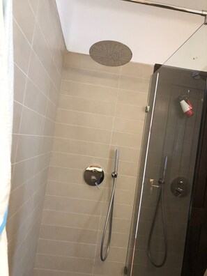 وحدات دش مع أحواض استحمام، مجففات شعر، مناشف، ورق حمّام