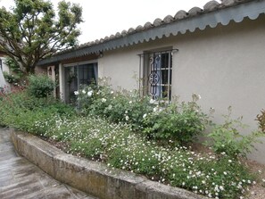 Exterior detail - charming cottage in the heart of Provence (Saint-Andiol)