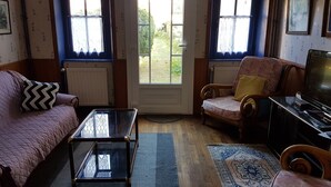 Ein gemütliches Wohnzimmer mit Sofa, Sesseln und Couchtisch.