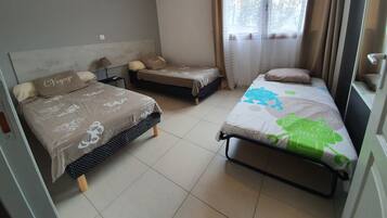 2 habitaciones, tabla de planchar con plancha y cuna de viaje