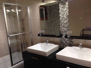 Badewanne, Haartrockner, Handtücher, Seife