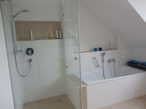 Badewanne, Haartrockner, Handtücher, Seife