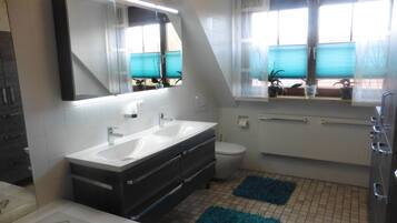 Dusche, Haartrockner, Handtücher, Seife
