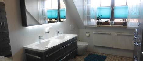 Dusch, hårtork, handdukar och tvål