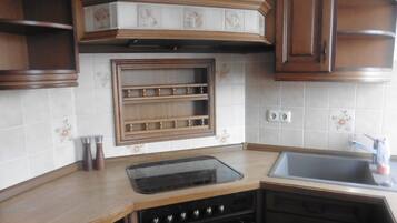 Frigorífico, microondas, horno y placa de cocina