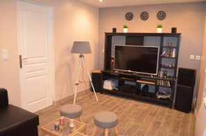 TV, video games, DVD player, table football - Gîte de la Merluchette  (Nazelles-Négron)