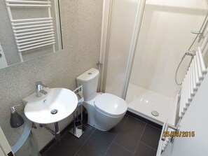 Séchoir à cheveux, savon, papier de toilette