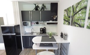 Kühlschrank, Mikrowelle, Herdplatte, Wasserkocher mit Kaffee-/Teezubehör