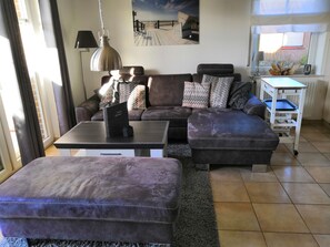 Fernseher, DVD-Player, Bücher, Videothek