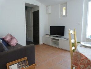 TV, ping pong, books - 15 mn from Cassis, small house with swimming pool in a Provencal bastide. (Roquevaire)