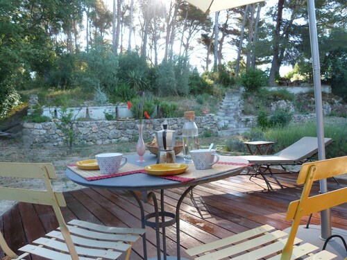 A 15 mn de Cassis, petite maison avec piscine dans une bastide provençale.