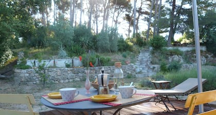 A 15 mn de Cassis, petite maison avec piscine dans une bastide provençale.