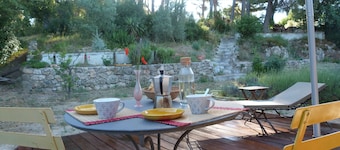 15 mn from Cassis, small house with swimming pool in a Provencal bastide.