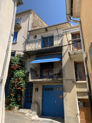 تفاصيل الفندق من الخارج