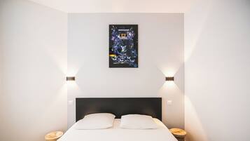 2 chambres, bureau, fer et planche Ă repasser, lit parapluie